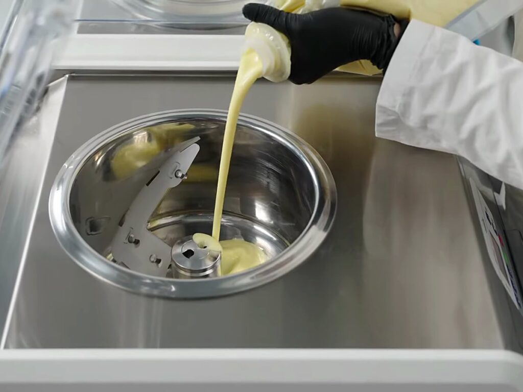 Carpigiani Synthesis: Make, Store and Serve Gelato in the Same Cylinder 6 The base goes straight into the cylinder.