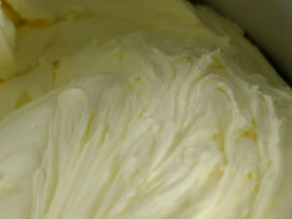 Carpigiani Synthesis: Make, Store and Serve Gelato in the Same Cylinder 9 Freshly made gelato ready to scoop from the cylinder