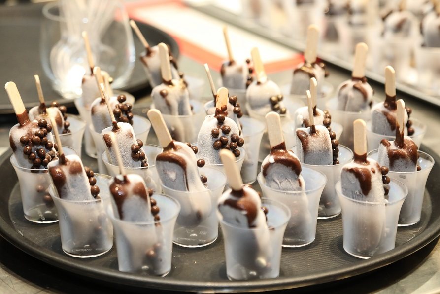 Fabrizio Fiorani Leads a Gelato in Fine Dining Seminar in Hong Kong 5 Students watching a gelato dessert demonstration