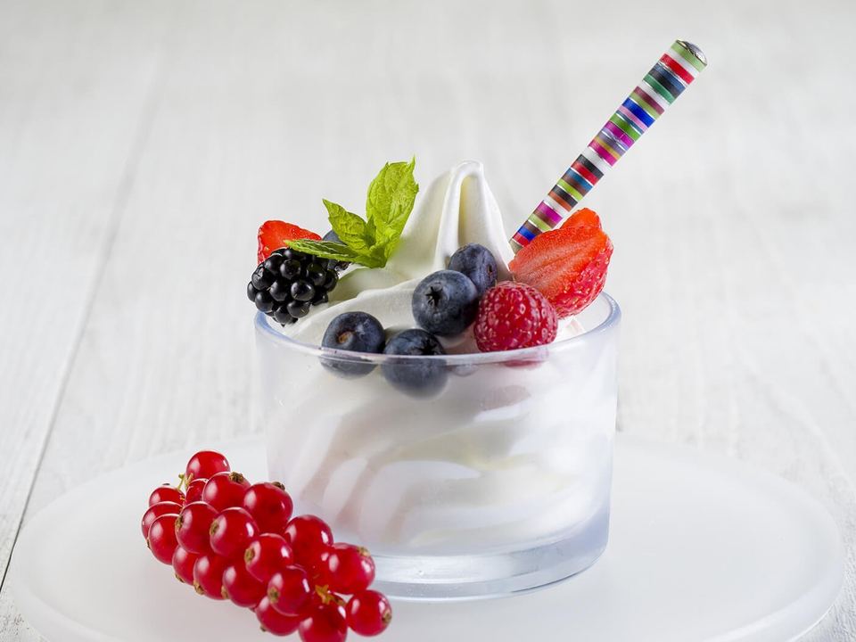 Gel Matic 14 Frozen yoghurt cup topped with fresh berries