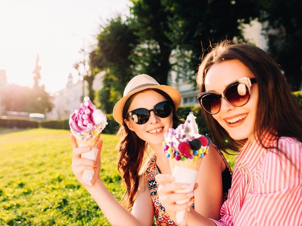 Gel Matic 16 Friends eating soft serve cones outdoors