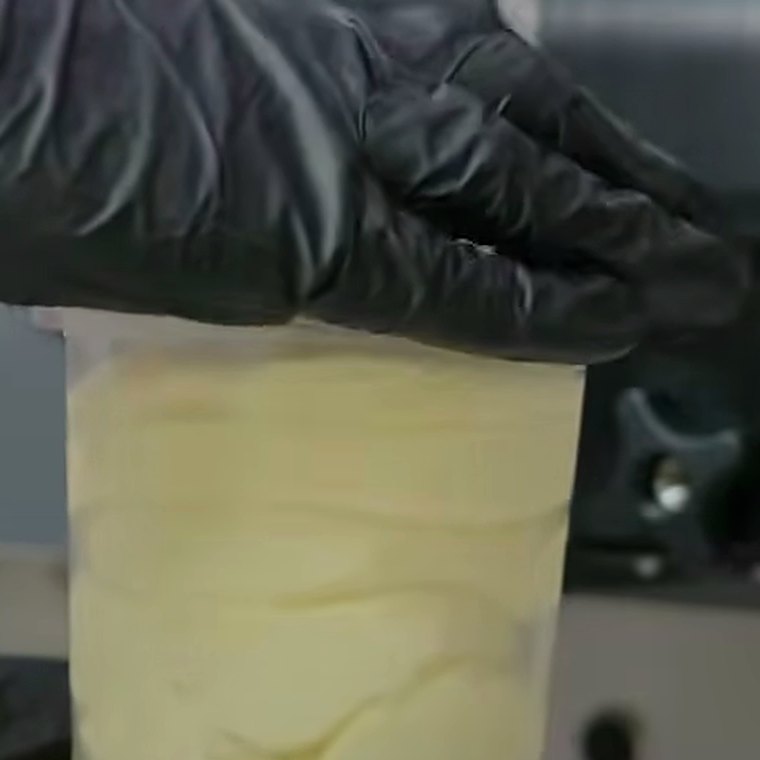 The Gelmatic Pastry Kit: Filling Tubs and Cups Straight from the Machine 3 A takeaway tub filled straight from the machine.