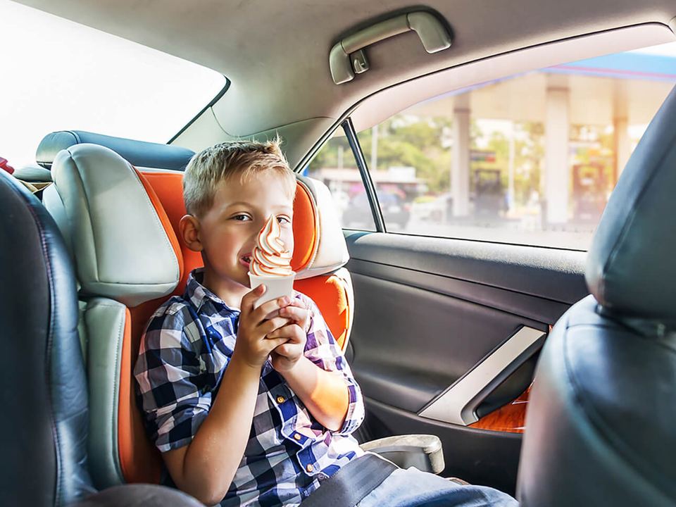 Gel Matic 19 Child eating a soft serve cone in the car at a service station
