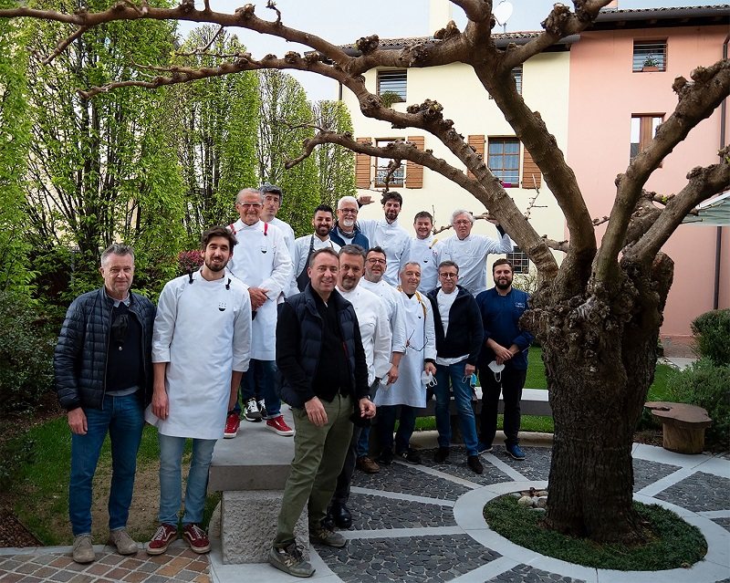 Making Cheese with Pastomaster HE: A Symposium at Agli Amici 1 Group photo of chefs at the Pastomaster HE cheesemaking symposium