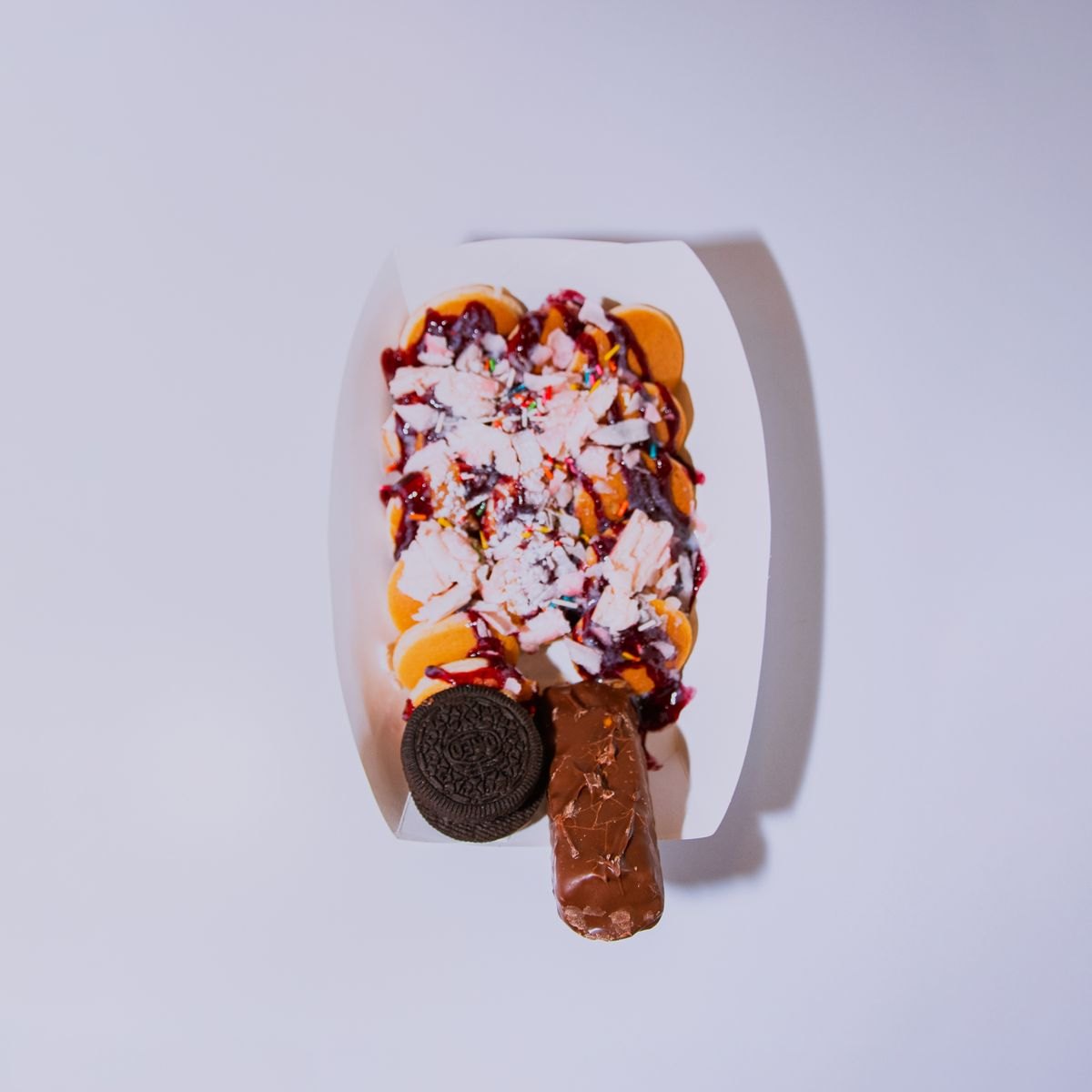 Choco-Chips Stracciatella Topping Sauce 2 Sundae with topping sauce made with Rubicone ingredients